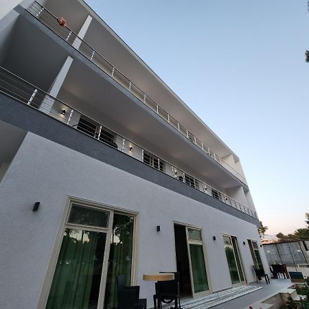 Sea Front Villa فلورا المظهر الخارجي الصورة