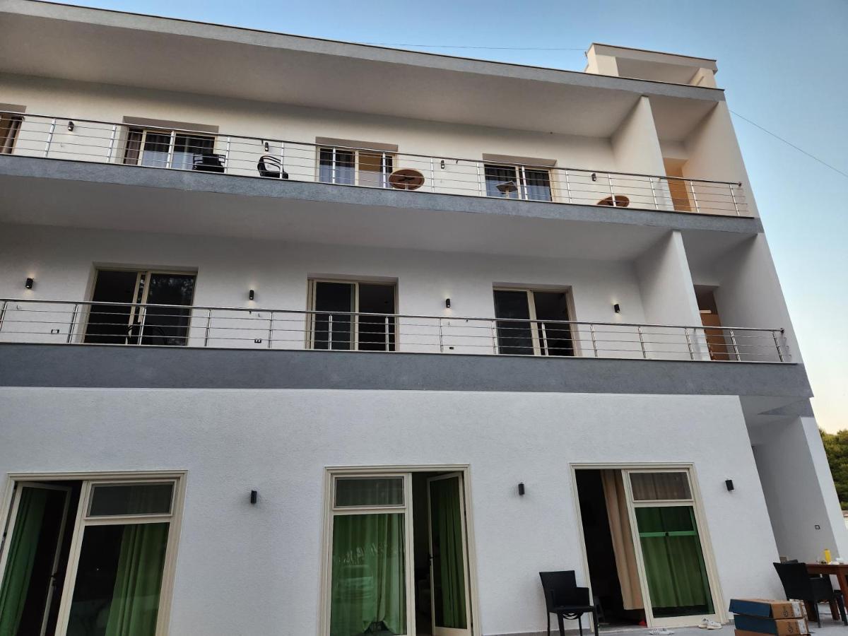 Sea Front Villa فلورا المظهر الخارجي الصورة